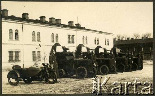 1931-1937, Brześć nad Bugiem, woj. poleskie, Polska.
1 czerwca - święto 4 Batalionu Pancernego Wojska Polskiego (do 1935 r. 4 Dywizjonu Pancernego). Grupa żołnierzy kompanii motorowych prezentuje podczas apelu broń pancerną - motocykl CWS M111 - Sokół 1000 i samochody pancerne wz. 28.
Fot. NN, kolekcja Jana Gozdawy-Gołębiowskiego, zbiory Ośrodka KARTA