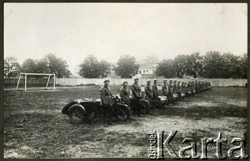 1931-1937, Brześć nad Bugiem, woj. poleskie, Polska.
Kompania lekkich czołgów rozpoznawczych TKS przed defiladą z okazji święta 4 Batalionu Pancernego Wojska Polskiego (do 1935 r. 4 Dywizjonu Pancernego), obchodzonego 1 czerwca.  
Fot. NN, kolekcja Jana Gozdawy-Gołębiowskiego, zbiory Ośrodka KARTA