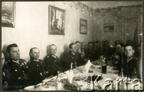 1931-1937, Brześć nad Bugiem, woj. poleskie, Polska.
Grupa podoficerów 4 Batalionu Pancernego Wojska Polskiego (do 1935 r. 4 Dywizjonu Pancernego) prawdopodobnie podczas kolacji wydanej z okazji święta batalionowego.
Fot. NN, kolekcja Jana Gozdawy-Gołębiowskiego, zbiory Ośrodka KARTA