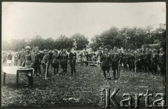 1931-1937, Brześć nad Bugiem, woj. poleskie, Polska.
Uroczyste rozdanie nagród sportowych podczas święta 4 Batalionu Pancernego Wojska Polskiego (do 1935 r. 4 Dywizjonu Pancernego).
Fot. NN, kolekcja Jana Gozdawy-Gołębiowskiego, zbiory Ośrodka KARTA