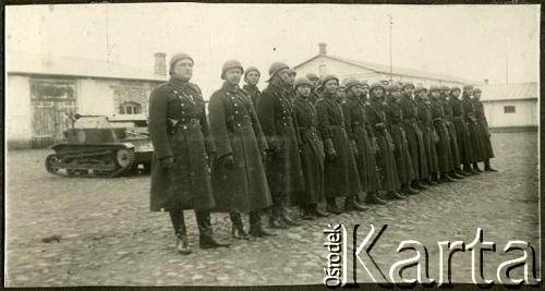 1931-1937, Brześć nad Bugiem, woj. poleskie, Polska.
Grupa żołnierzy 4 Batalionu Pancernego Wojska Polskiego (do 1935 r. 4 Dywizjonu Pancernego). Za nimi widoczna na tankietkach TK-3. 
Fot. NN, kolekcja Jana Gozdawy-Gołębiowskiego, zbiory Ośrodka KARTA