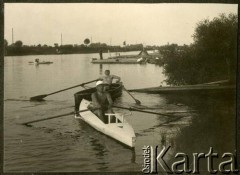 1931-1935, Brześć nad Bugiem, woj. poleskie, Polska.
Dowódca 4 Dywizjonu Pancernego Wojska Polskiego (od 1935 r. 4 Batalionu Pancernego) ppłk Józef Taube (z przodu) pływa kajakiem po rzece.  
Fot. NN, kolekcja Jana Gozdawy-Gołębiowskiego, zbiory Ośrodka KARTA