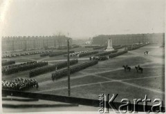 18.03.1933, Brześć nad Bugiem, woj. poleskie, Polska.
Zbiórka załogi garnizonu Wojska Polskiego na placu w dniu imienin Generalnego Inspektora Sił Zbrojnych Marszałka Józefa Piłsudskiego. 
Fot. NN, kolekcja Jana Gozdawy-Gołębiowskiego, zbiory Ośrodka KARTA