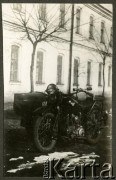 1931-1937, Brześć nad Bugiem, woj. poleskie, Polska.
Motocykl CWS M111 - Sokół 1000 zaparkowany przed budynkiem koszarów wojskowych.
Fot. NN, kolekcja Jana Gozdawy-Gołębiowskiego, zbiory Ośrodka KARTA