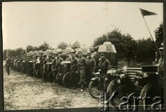 1931-1937, Brześć nad Bugiem, woj. poleskie, Polska.
Grupa żołnierzy 4 Batalionu Pancernego Wojska Polskiego (do 1935 r. 4 Dywizjonu Pancernego) stoi przed samochodami pancernymi wz. 28. 
Fot. NN, kolekcja Jana Gozdawy-Gołębiowskiego, zbiory Ośrodka KARTA