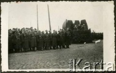 1931-1937, Brześć nad Bugiem, woj. poleskie, Polska.
Odebranie defilady załogi garnizonu wojskowego przez dowódcę Okręgu Korpusu Nr IX Wojska Polskiego. 
Fot. NN, kolekcja Jana Gozdawy-Gołębiowskiego, zbiory Ośrodka KARTA