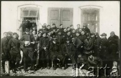 1931-1937, Brześć nad Bugiem, woj. poleskie, Polska.
Grupa żołnierzy 4 Batalionu Pancernego Wojska Polskiego (do 1935 r. 4 Dywizjonu Pancernego). 
Fot. NN, kolekcja Jana Gozdawy-Gołębiowskiego, zbiory Ośrodka KARTA