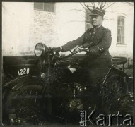 1931-1937, Brześć nad Bugiem, woj. poleskie, Polska.
Porucznik 4 Batalionu Pancernego Wojska Polskiego (do 1935 r. 4 Dywizjonu Pancernego) na motocyklu CWS M111 - Sokół 1000. 
Fot. NN, kolekcja Jana Gozdawy-Gołębiowskiego, zbiory Ośrodka KARTA