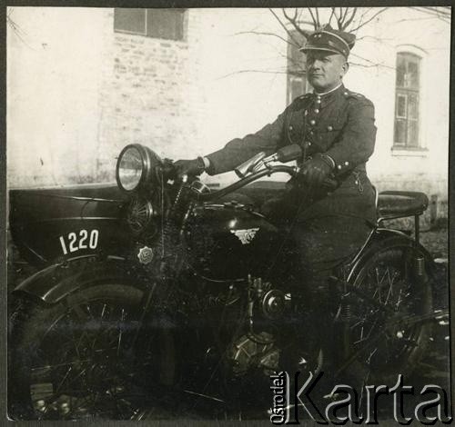 1931-1937, Brześć nad Bugiem, woj. poleskie, Polska.
Porucznik 4 Batalionu Pancernego Wojska Polskiego (do 1935 r. 4 Dywizjonu Pancernego) na motocyklu CWS M111 - Sokół 1000. 
Fot. NN, kolekcja Jana Gozdawy-Gołębiowskiego, zbiory Ośrodka KARTA