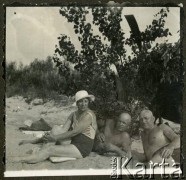 1931-1937, Brześć nad Bugiem, woj. poleskie, Polska.
Żołnierze 4 Batalionu Pancernego Wojska Polskiego (do 1935 r. 4 Dywizjonu Pancernego) w towarzystwie kobiety odpoczywają nad brzegiem rzeki.
Fot. NN, kolekcja Jana Gozdawy-Gołębiowskiego, zbiory Ośrodka KARTA