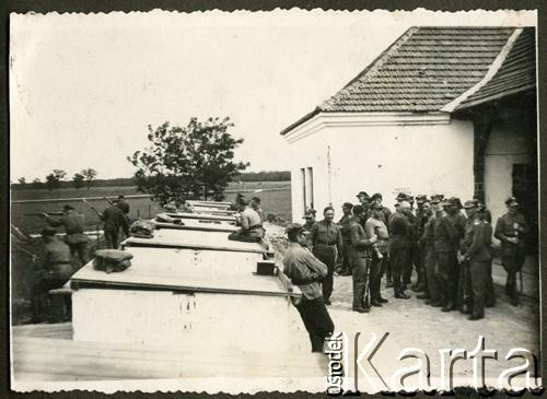 1931-1937, Brześć nad Bugiem, woj. poleskie, Polska.
Podoficerowie 4 Batalionu Pancernego Wojska Polskiego (do 1935 r. 4 Dywizjonu Pancernego) podczas ćwiczeń na strzelnicy garnizonowej. 
Fot. NN, kolekcja Jana Gozdawy-Gołębiowskiego, zbiory Ośrodka KARTA