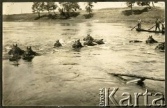 1931-1935, Kazuń k. Modlina, woj. warszawskie, Polska.
Manewry 4 Dywizjonu Pancernego (od 1935 r. 4 Batalionu Pancernego) przy 3 Dywizji Kawalerii Wojska Polskiego z garnizonu Brześć. Na zdjęciu żołnierze przeprawiają konie przez Wisłę.
Fot. NN, kolekcja Jana Gozdawy-Gołębiowskiego, zbiory Ośrodka KARTA