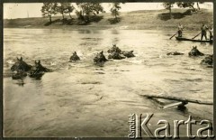 1931-1935, Kazuń k. Modlina, woj. warszawskie, Polska.
Manewry 4 Dywizjonu Pancernego (od 1935 r. 4 Batalionu Pancernego) przy 3 Dywizji Kawalerii Wojska Polskiego z garnizonu Brześć. Na zdjęciu żołnierze przeprawiają konie przez Wisłę.
Fot. NN, kolekcja Jana Gozdawy-Gołębiowskiego, zbiory Ośrodka KARTA