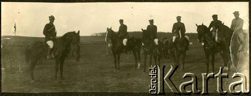 1931-1935, Kazuń k. Modlina, woj. warszawskie, Polska.
Manewry 4 Dywizjonu Pancernego (od 1935 r. 4 Batalionu Pancernego) przy 3 Dywizji Kawalerii Wojska Polskiego. Na zdjęciu grupa kawalerzystów. 
Fot. NN, kolekcja Jana Gozdawy-Gołębiowskiego, zbiory Ośrodka KARTA