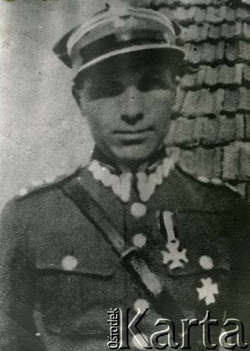 1929-1935, Polska. 
Podpułkownik Edward Józef Godlewski (1895-1945) - kwatermistrz i II zastępca dowódcy 14 Pułku Ułanów Jazłowieckich Wojska Polskiego we Lwowie, od 1935 r. jego dowódca. Dowodził pułkiem we wrześniu 1939 r. W czasie wojny działał w konspiracji - żołnierz ZWZ/AK. Zmarł z wycieńczenia w obozie koncentracyjnym w Mauthausen. 
Fot. NN, kolekcja Jana Gozdawy-Gołębiowskiego, zbiory Ośrodka KARTA