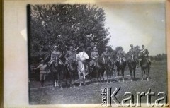 Lata 20. lub 30., Polska. 
Odział kawalerii Wojska Polskiego. 
Fot. NN, kolekcja Jana Gozdawy-Gołębiowskiego, zbiory Ośrodka KARTA