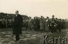 17.05.1935, Warszawa, Polska. 
Grupa delegatów państw obcych podczas uroczystości pogrzebowych po śmierci Marszałka Józefa Piłsudskiego na Polu Mokotowskim. W głębi w pierwszym rzędzie od lewej stoją politycy III Rzeszy Niemieckiej: premier Prus Hermann Göring, NN, generał Fedor von Bock – reprezentant Reichswehry, kontradmirał Witzel (Kriegsmarine), gen. Wawer z Luftwaffe.  
Fot. NN, kolekcja Jana Gozdawy-Gołębiowskiego, zbiory Ośrodka KARTA