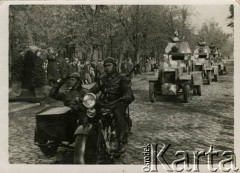 11.06.1936, Bydgoszcz, woj. pomorskie, Polska. 
Defilada wojskowa z okazji święta 8 Batalionu Pancernego Wojska Polskiego. Na pierwszym planie żołnierze jadący motocyklem Sokół CWS M111, z tyłu w samochodach pancernych wz. 34.
Fot. NN, kolekcja Jana Gozdawy-Gołębiowskiego, zbiory Ośrodka KARTA