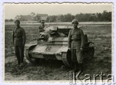 1936, Polska. 
Zwycięska drużyna w zawodach lekkich czołgów TK-3. 
Fot. NN, kolekcja Jana Gozdawy-Gołębiowskiego, zbiory Ośrodka KARTA