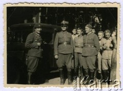 1936-1937, Bydgoszcz, woj. pomorskie, Polska. 
Grupa oficerów Wojska Polskiego na terenie koszar garnizonu prawdopodobnie przy ul. Warszawskiej.
Fot. NN, kolekcja Jana Gozdawy-Gołębiowskiego, zbiory Ośrodka KARTA