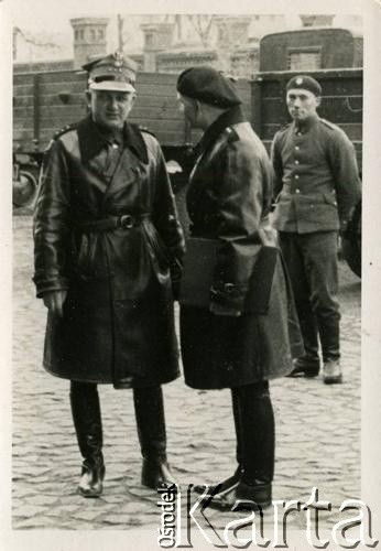 1936-1937, Bydgoszcz, woj. pomorskie, Polska. 
Grupa oficerów prawdopodobnie 8 Batalionu Pancernego Wojska Polskiego na terenie koszar garnizonu prawdopodobnie przy ul. Warszawskiej.
Fot. NN, kolekcja Jana Gozdawy-Gołębiowskiego, zbiory Ośrodka KARTA
