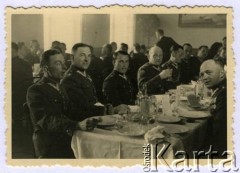1936-1937, Bydgoszcz, woj. pomorskie, Polska. 
Oficerowie Wojska Polskiego podczas obiadu. 
Fot. NN, kolekcja Jana Gozdawy-Gołębiowskiego, zbiory Ośrodka KARTA
