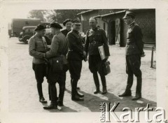 1936-1937, Bydgoszcz, woj. pomorskie, Polska. 
Grupa żołnierzy prawdopodobnie z 8 Batalionu Pancernego Wojska Polskiego na terenie koszar garnizonu prawdopodobnie przy ul. Warszawskiej.
Fot. NN, kolekcja Jana Gozdawy-Gołębiowskiego, zbiory Ośrodka KARTA