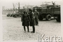 1936-1937, Bydgoszcz, woj. pomorskie, Polska. 
Prawdopodobnie oficerowie z 8 Batalionu Pancernego Wojska Polskiego na terenie koszar garnizonu prawdopodobnie przy ul. Warszawskiej. Z tyłu widoczne ciężarówki wojskowe.
Fot. NN, kolekcja Jana Gozdawy-Gołębiowskiego, zbiory Ośrodka KARTA