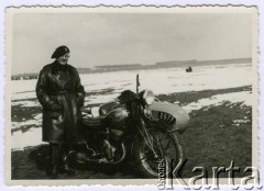 1936-1937, Bydgoszcz, woj. pomorskie, Polska. 
Prawdopodobnie oficer 8 Batalionu Pancernego Wojska Polskiego w randzie kapitana podczas ćwiczeń terenowych. Obok stoi motocykl CWS M111 - Sokół 1000. 
Fot. NN, kolekcja Jana Gozdawy-Gołębiowskiego, zbiory Ośrodka KARTA