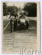 1936-1937, Bydgoszcz, woj. pomorskie, Polska. 
Prawdopodobnie oficerowie 8 Batalionu Pancernego Wojska Polskiego na motocyklu CWS M111 - Sokół 1000.
Fot. NN, Pracownia fotograficzna J. Wiedeliński, kolekcja Jana Gozdawy-Gołębiowskiego, zbiory Ośrodka KARTA