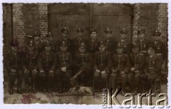 1936-1937, Bydgoszcz, woj. pomorskie, Polska. 
Grupa żołnierzy Wojska Polskiego na terenie koszar garnizonu prawdopodobnie przy ul. Warszawskiej.
Fot. NN, kolekcja Jana Gozdawy-Gołębiowskiego, zbiory Ośrodka KARTA