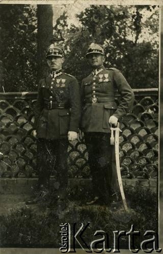 1936-1937, prawdopodobnie Bydgoszcz, woj. pomorskie, Polska. 
Oficerowie Wojska Polskiego.
Fot. NN, kolekcja Jana Gozdawy-Gołębiowskiego, zbiory Ośrodka KARTA
