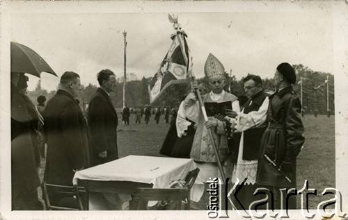 26.05.1938, Warszawa, Polska. 
Uroczystość poświęcenia sztandaru 8 Batalionu Pancernego przez biskupa polowego Józefa Gawlina na Polu Mokotowskim. 
Fot. NN, kolekcja Jana Gozdawy-Gołębiowskiego, zbiory Ośrodka KARTA