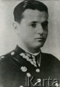 1938-1939, Polska. 
Porucznik służby stałej kawalerii Marian Walicki (1911-1939) - dowódca plutonu w 14 Pułku Ułanów Jazłowieckich Wojska Polskiego we Lwowie. We wrześniu 1939 r. jako dowódca 3 szwadronu 14 p. uł. poprowadził szarżę kawalerii w bitwie pod Wólką Kosowską. Zmarł z powodu ran otrzymanych w czasie walki.
Fot. NN, kolekcja Jana Gozdawy-Gołębiowskiego, zbiory Ośrodka KARTA