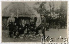 Sierpień 1944, Widuch k. Żarnowa, Kraj Warty, III Rzesza Niemiecka.
Partyzanci z 25 Pułku Piechoty Armii Krajowej pod dowództwem  mjr Rudolfa Majewskiego ps. Roman na kwaterze we wsi.  
Fot. NN, kolekcja Jana Gozdawy-Gołębiowskiego, zbiory Ośrodka KARTA