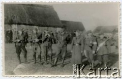 Sierpień 1944, Widuch k. Żarnowa, Kraj Warty, III Rzesza Niemiecka.
Kwatera partyzantów z 25 Pułku Piechoty Armii Krajowej pod dowództwem  mjr Rudolfa Majewskiego ps. Roman. 
Fot. NN, kolekcja Jana Gozdawy-Gołębiowskiego, zbiory Ośrodka KARTA