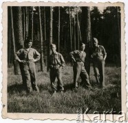 6.05.1945, Langwasser k. Norymbergii, III Rzesza Niemiecka.
Żołnierze Armii Krajowej, więźniowie niemieckich obozów jenieckich, uwolnieni przez wojska amerykańskie w kwietniu 1945 r.
Fot. NN, kolekcja Jana Gozdawy-Gołębiowskiego, zbiory Ośrodka KARTA