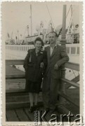 1947-1951, Sopot, woj. gdańskie, Rzeczpospolita Polska. 
Jan Gozdawa-Gołębiowski z żoną Krystyną podczas spaceru po molo. 
Fot. NN, kolekcja Jana Gozdawy-Gołębiowskiego, zbiory Ośrodka KARTA