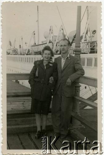 1947-1951, Sopot, woj. gdańskie, Rzeczpospolita Polska. 
Jan Gozdawa-Gołębiowski z żoną Krystyną podczas spaceru po molo. 
Fot. NN, kolekcja Jana Gozdawy-Gołębiowskiego, zbiory Ośrodka KARTA