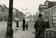 1963, Warszawa, Polska Rzeczpospolita Ludowa. 
Jan Gozdawa-Gołębiowski na Krakowskim Przedmieściu. Po prawej stronie widoczna fasada kościoła św. Anny, w głębi Kolumna Zygmunta na Placu Zamkowym. 
Fot. NN, kolekcja Jana Gozdawy-Gołębiowskiego, zbiory Ośrodka KARTA