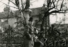 1963, Warszawa, Polska Rzeczpospolita Ludowa. 
Jan Gozdawa-Gołębiowski przed pomnikiem Adama Mickiewicza na Krakowskim Przedmieściu. Za nim widoczny kościół Karmelitów Bosych. 
Fot. NN, kolekcja Jana Gozdawy-Gołębiowskiego, zbiory Ośrodka KARTA