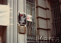 13 lub 19.12.1981, Nowy Jork, Stany Zjednoczone. 
Plakaty naklejone przez demonstrujących Polaków przed wejściem do Konsulatu Polskiej Rzeczpospolitej Ludowej w związku z wprowadzeniem w kraju stanu wojennego.
Fot. NN, kolekcja Jana Gozdawy-Gołębiowskiego, zbiory Ośrodka KARTA