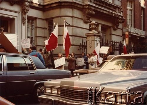 13 lub 19.12.1981, Nowy Jork, Stany Zjednoczone. 
Polonia Amerykańska protestuje przed Konsulatem Polskiej Rzeczpospolitej Ludowej w związku z wprowadzeniem w kraju stanu wojennego.  
Fot. NN, kolekcja Jana Gozdawy-Gołębiowskiego, zbiory Ośrodka KARTA