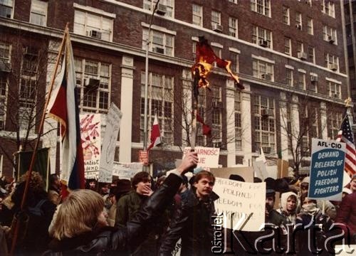 13 lub 19.12.1981, Nowy Jork, Stany Zjednoczone. 
Demonstracja Polonii Amerykańskiej przed Konsulatem Polskiej Rzeczpospolitej Ludowej w związku z wprowadzeniem w kraju stanu wojennego.  
Fot. NN, kolekcja Jana Gozdawy-Gołębiowskiego, zbiory Ośrodka KARTA