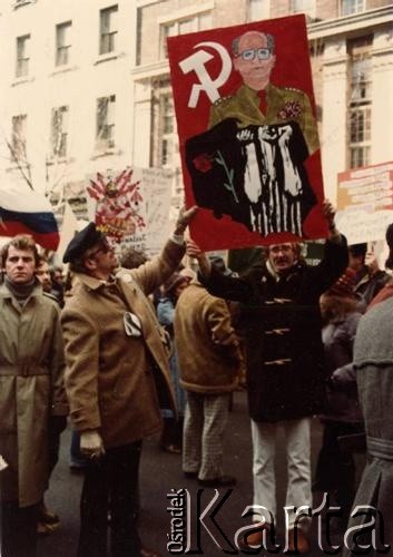 13 lub 19.12.1981, Nowy Jork, Stany Zjednoczone. 
Polacy demonstrują przed Konsulatem Polskiej Rzeczpospolitej Ludowej w związku z wprowadzeniem w kraju stanu wojennego.  
Fot. NN, kolekcja Jana Gozdawy-Gołębiowskiego, zbiory Ośrodka KARTA