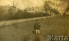 Ok. 1921, Łódź, Rzeczpospolita Polska.
Larysa Zajączkowska na spacerze. W głębi widoczne zabudowania fabryczne. 
Fot. NN, kolekcja Larysy Zajączkowskiej-Mitznerowej, zbiory Ośrodka KARTA