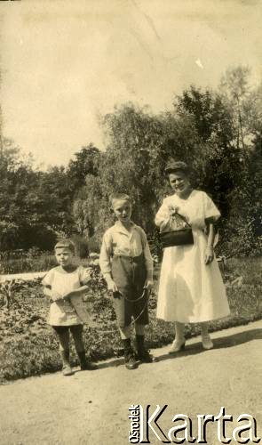 Lata 20., prawdopodobnie Republika Weimarska.
Kobieta z chłopcami w ogrodzie.
Fot. NN, kolekcja Larysy Zajączkowskiej-Mitznerowej, zbiory Ośrodka KARTA