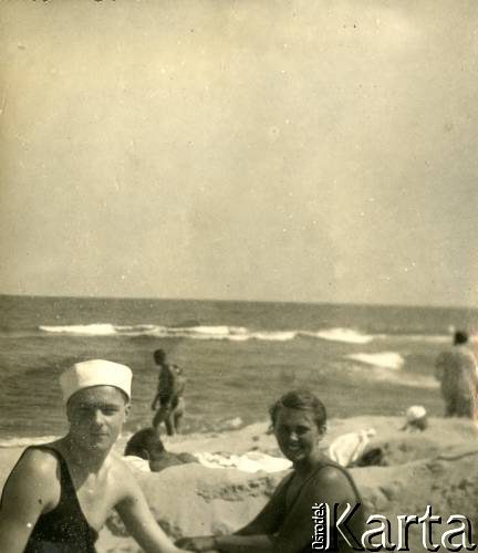 Lato 1938, Jastarnia lub Gdynia, woj. pomorskie, Rzeczpospolita Polska.
Larysa Zajączkowska z przyjacielem na plaży nad Morzem Bałtyckim.
Fot. NN, kolekcja Larysy Zajączkowskiej-Mitznerowej, zbiory Ośrodka KARTA