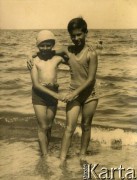 Lato 1938, Jastarnia lub Gdynia, woj. pomorskie, Rzeczpospolita Polska.
Jerzy Zajączkowski (z lewej) z kolegą na plaży nad Morzem Bałtyckim.
Fot. NN, kolekcja Larysy Zajączkowskiej-Mitznerowej, zbiory Ośrodka KARTA