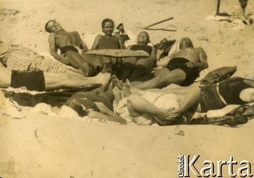 Lato 1938, Jastarnia lub Gdynia, woj. pomorskie, Rzeczpospolita Polska.
Rodzina Zajączkowskich z przyjaciółmi podczas wakacji na plaży nad Morzem Bałtyckim. Z przodu 1. z prawej Piotr Zajączkowski, 2. córka Larysa. Z przodu w białym kapeluszu babcia Larysa Michelson.
Fot. NN, kolekcja Larysy Zajączkowskiej-Mitznerowej, zbiory Ośrodka KARTA